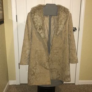 3/4 length coat with detachable fur collar